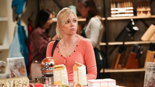 Mom - S6E22: Crazy Hair and a Teeny Tiny Part of Canada