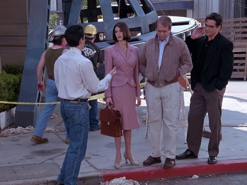 Lois & Clark: The New Adventures of Superman - S1E20: Barbarians at the Planet