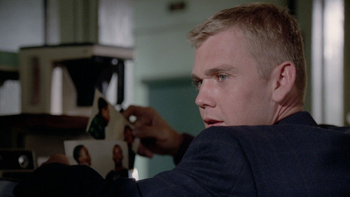 NYPD Blue - S8E1: Daveless in New York