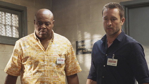 Hawaii Five-0 - S9E15: Hoʻopio ʻia e ka noho aliʻi a ka ua (Made Prisoner by the Reign of the Rain)