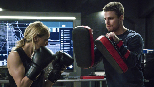 Arrow - S4E11: A.W.O.L.