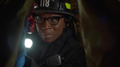 9-1-1 - S5E11: Outside Looking In