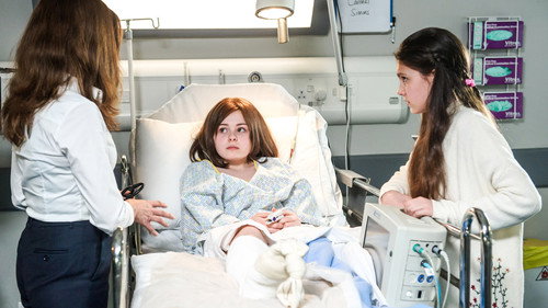 Casualty - S30E43: Sticks and Stones