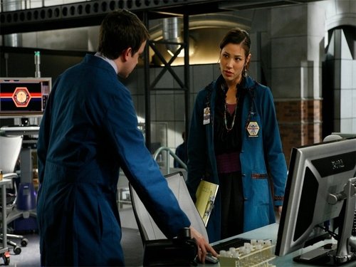 Bones - S2E20: The Glowing Bones in the Old Stone House