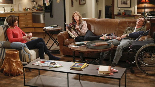 Mom - S4E16: Martinis and a Sponge Bath
