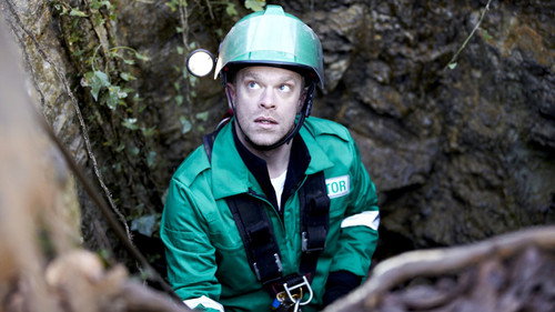Casualty - S26E30: When the Gloves Come Off