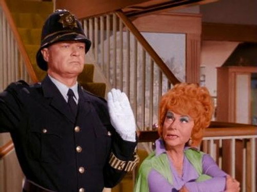Bewitched - S1E23: Red Light, Green Light