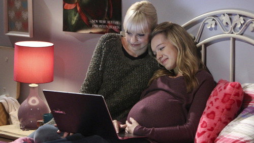 Mom - S1E18: Sonograms and Tube Tops