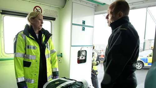 Casualty - S28E21: Brothers At Arms