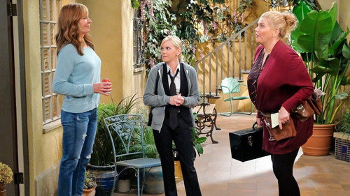 Mom - S6E4: Big Sauce and Coconut Water