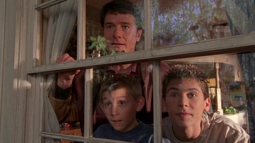 Malcolm in the Middle - S2E13: New Neighbors