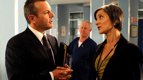 Casualty - S25E10: Hands On