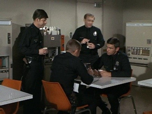 Adam-12 - S3E18: Log 036: Man Between