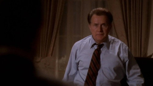 The West Wing - S2E18: 17 People