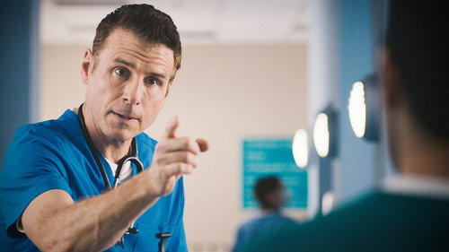 Casualty - S35E25: Accused