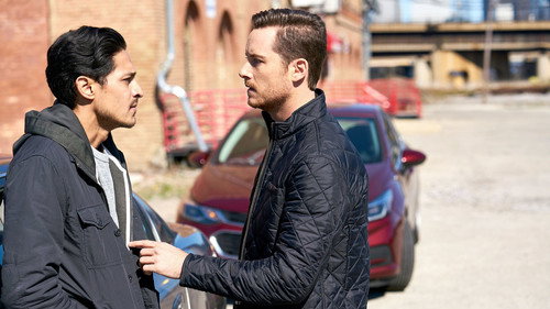 Chicago P.D. - S5E7: Care Under Fire