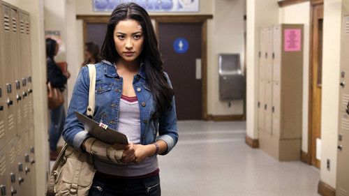 Pretty Little Liars - S1E7: The Homecoming Hangover
