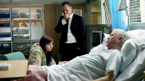 Holby City - S12E19: Downstairs Upstairs