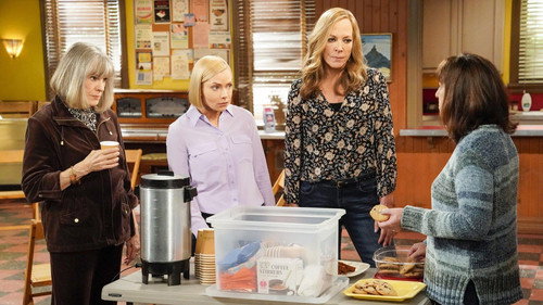 Mom - S8E6: Woo-Woo Lights and an Onside Kick