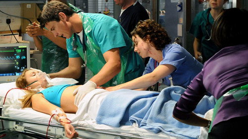Casualty - S25E1: Entry Wounds