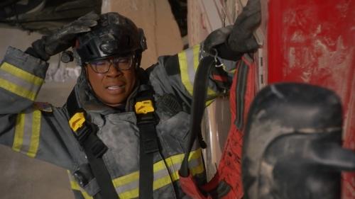 9-1-1 - S6E18: Pay It Forward