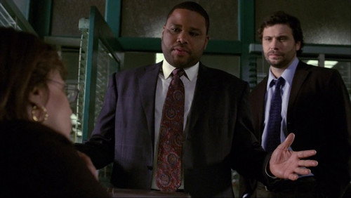 Law & Order - S20E10: Shotgun