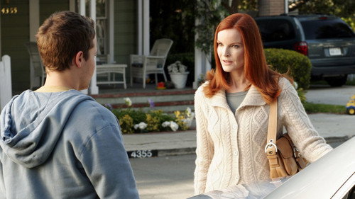 Desperate Housewives - S2E21: I Know Things Now