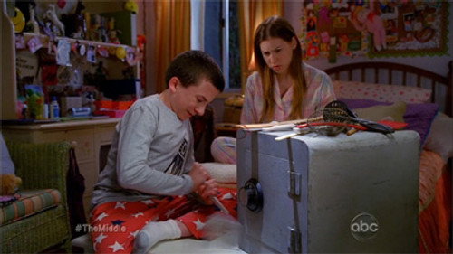The Middle - S4E7: The Safe