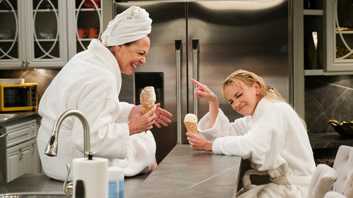 Mom - S5E4: Fancy Crackers and Giant Women