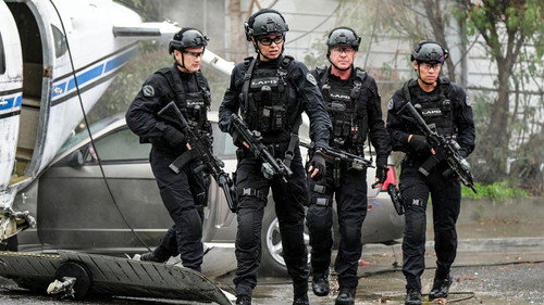 S.W.A.T. - S4E1: 3 Seventeen Year Olds (1)