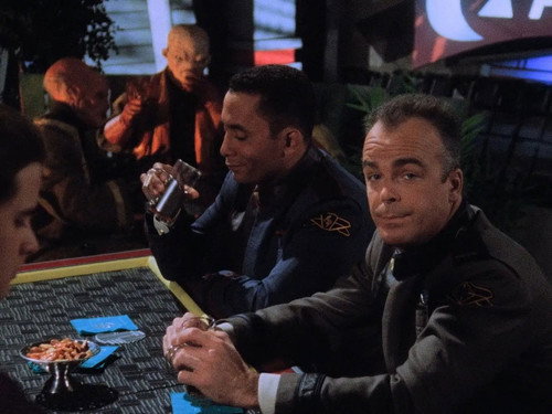 Babylon 5 - S2E11: All Alone in the Night