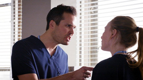 Holby City - S18E39: Another Day in Paradise (2)