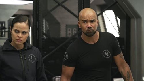 S.W.A.T. - S5E19: Incoming