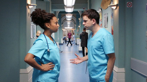 Holby City - S18E8: In Which We Serve