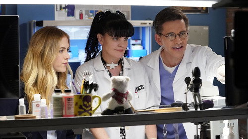 NCIS - S15E21: One Step Forward