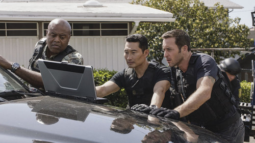 Hawaii Five-0 - S7E20: Huikau na makau a na lawaiʻa (The Fishhooks of the Fishers Become Entangled)