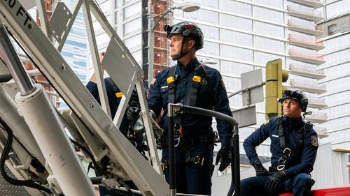9-1-1 - S4E13: Suspicion
