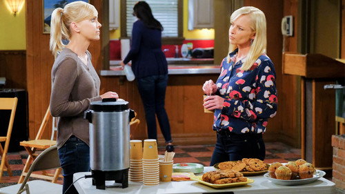 Mom - S6E6: Cottage Cheese and a Weird Buzz
