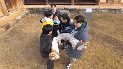 2 Days and 1 Night - S4E160: Hoon-Min War (3) / Lunar New Year Special 'Age is Just a Number of Rice Cake Soup' (1)