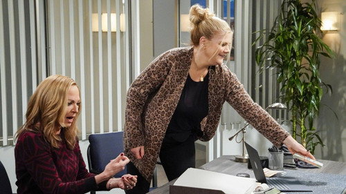 Mom - S8E14: Endorphins and a Toasty Tushy