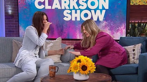The Kelly Clarkson Show - S3E61: Sandra Bullock, Yvonne Orji, Tan France, Alison Krauss, Robert Plant