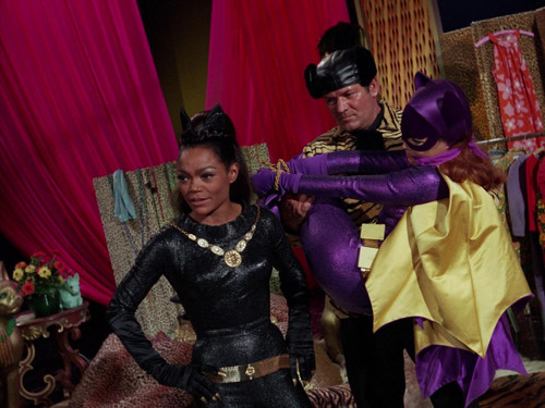 Batman - S3E14: Catwoman's Dressed to Kill