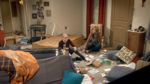 Mom - S4E20: A Cricket and a Hedge Made of Gold