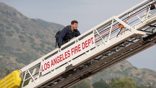 9-1-1 - S9E17: I Got You Babe