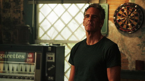 NCIS: New Orleans - S3E23: Down the Rabbit Hole