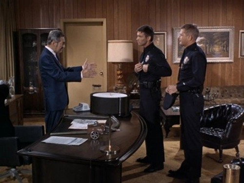 Adam-12 - S2E25: Log 044: Attempted Bribery