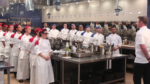 Hell's Kitchen - S15E1: 18 Chefs Compete