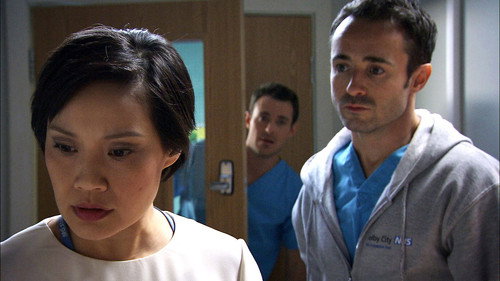 Holby City - S16E27: Cold Heart, Warm Hands
