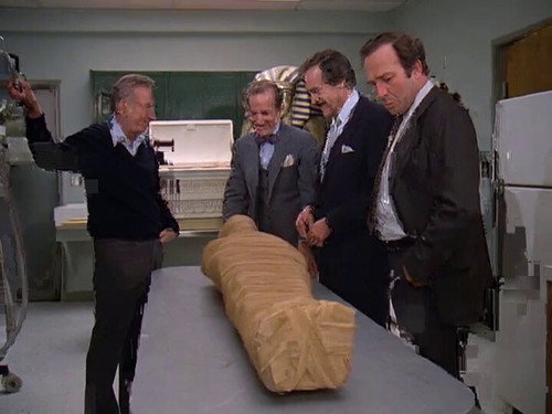 Quincy, M.E. - S6E9: Dear Mummy