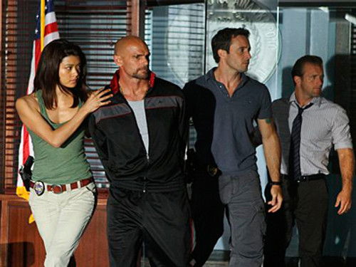 Hawaii Five-0 - S1E19: Ne Me‘e Laua Na Paio (Heroes and Villains)